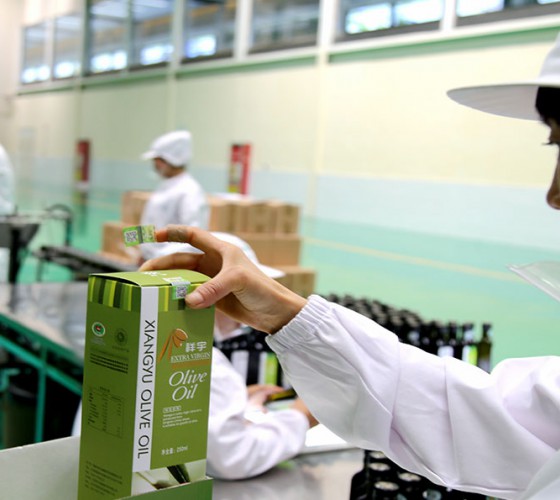 公司國(guó)通“訂單農(nóng)業(yè)”模式，獨(dú)創(chuàng)8小時(shí)限時(shí)鮮榨，從手工采摘、按質(zhì)收購(gòu)、便捷運(yùn)輸、純物理冷榨、充氮低恒溫儲(chǔ)存、灌裝等全程管理，并通過(guò)嚴(yán)格的品質(zhì)控..