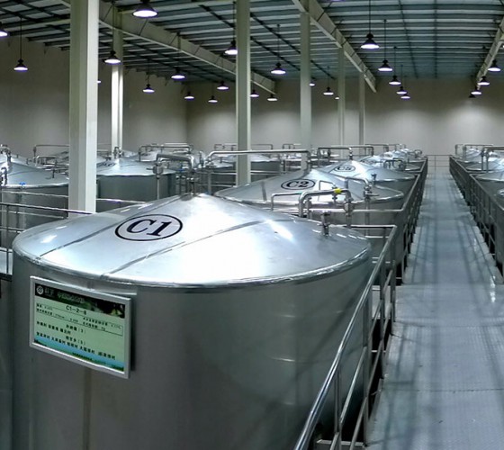 公司擁有都橄欖行業(yè)中亞洲最大的萬(wàn)噸標(biāo)準(zhǔn)化恒溫避光隔氧儲(chǔ)油庫(kù)，具備最佳的15℃-22℃低恒溫儲(chǔ)存環(huán)境。全部?jī)?chǔ)油罐采用食品級(jí)專(zhuān)用不銹鋼制作，采用..