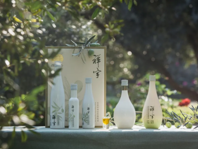 從甘肅隴南的青山幽谷，到一線(xiàn)城市的高端賣(mài)場(chǎng)；從一顆油橄欖在晨露中初綻的青澀，到一..